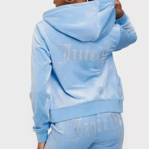 Juicy Couture dress - Säljer min älskade Juicy couture dress i jättefin ljusblå då den tyvärr blivit för liten för mig..🩷båda delarna är xs. Nypris hel dress: 2199:- säljer heldress för 650:- 