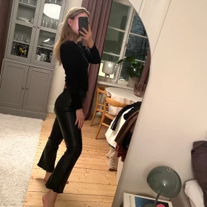 Svarta skinnbyxor (fejk)  - Från bikbok, storlek XS.