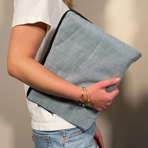 Datorfodral - Blått datorfodral, handsytt på begagnade tyger. Passar macbooks och datorer i liknande storlek. Oanvänt. 