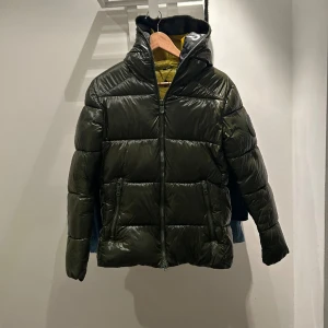 Save the duck jacka - Save the duck jacka i storlek S, men passar även M