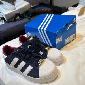 Superstars  - Marinblå Superstars i storlek 39 1/3. Köpta i Japan. Aldrig använda.