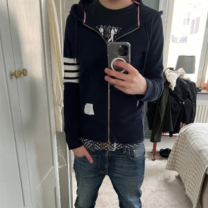 Thom browne zip - Skitsnygg Thom browne hoodie köpt i new york. Bra skick 9/10 och nypris ligger på ca 13000 Dm för mer frågor eller bilder 