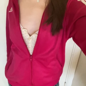 Adidas zip up - Säljer den har flisen pga att den inte kommer i användning 🫶