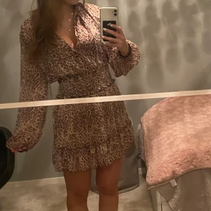 Leopard klänning - Säljer min extremt fina klänning från Zara, använd 2 gånger, inga fläckar eller revor. Perfekt klänning till många olika tillfällen. Pris går att diskuteras. Köp genom ”köp nu”