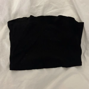 Bandeu topp - Fin bandeu topp köpt från h&m för något år sen. Den är ganska kort. Använder inte men vill bli av med den❣️