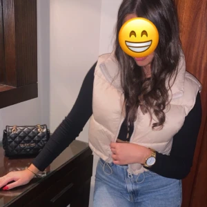 Stradivarius puffer vest. - En väst i storlek S i färgen beige. Endast använd 1 gång och är som ny. Köpt för 300kr men säljer för 200kr.