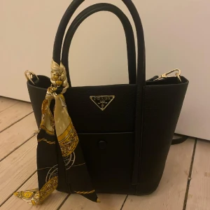 Väska - Fin svart väska med massor av olika fack. Köpt i Spanien 2023. 