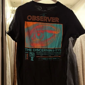 T-shirt  - T-shirt med tryck i ryggen