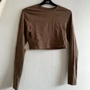 Ljusbrun tröja från lager157, köpt secondhand, sparsamt använd Har en liten fläck på ena ärmen som jag inte testat att ta bort, dock stör den inte jätte mycket