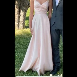 Rosa balklänning  - Säljer min superfina balklänning!  Den är snörad bak, hör av er för fler bilder.