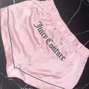 Juicy Couture shorts - Så söta Juicy Couture pyjamasshorts🩷Orginalpris 459 kr från asos. Tveka ej att höra av dig om du är intresserad! 🥰