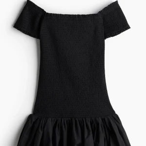 Klänning - Jätte fin klänning från hm som är använd 2 gånger!! Slutsåld på hemsidan. Passar både S&M.