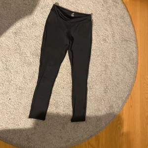 Energetics svarta träningsbyxor för barn!  - Storlek-134-140, ser ut som helt nya! 💞 