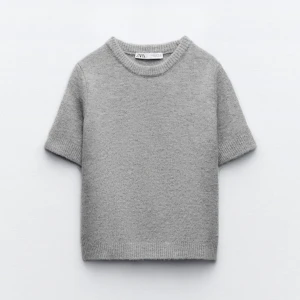 Zara tröja - Superfin stickad T-shirt från Zara som är perfekt till hösten. I perfekt skick och har inga defekter. I storlek S 💕Använd jättegärna köp nu  .