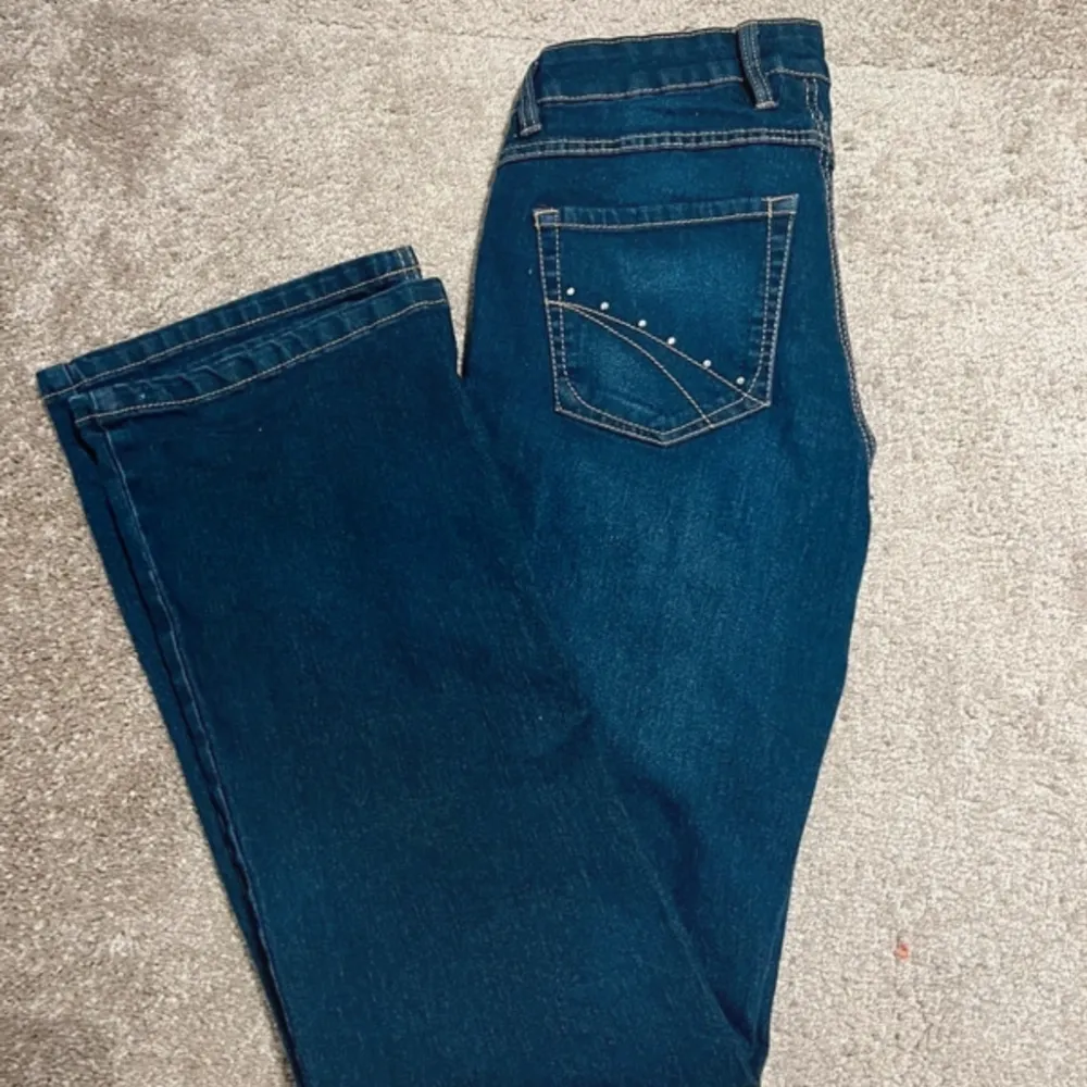 Säljer dessa jeans då jag inte har användning av dem längre dem sitter super bra på mig som har byx storlek 36/38 . Jeans & Byxor.