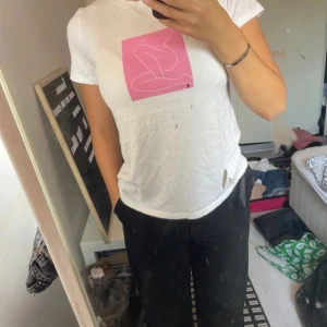 T-shirt med tryck💓 - Säljer denna T-shirt från Na-kd med kvinno-tryck då den ej kommer till användning längre. Finns missfärgning av deodorant vid tröjans innerärmar🤍