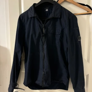 Cp company overshirt - Cp company overshirt Mörkblå, sällan använd och äkta Kvitto finns samt att Scan koden fungerar. Storlek L men passar M