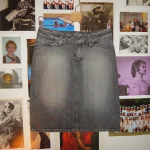 Jeanskjol Massimo Dutti - Jeanskjol från Massimo Dutti. Retro stil, mid-rise/low-rise. Grå. Uppskattad som S. 