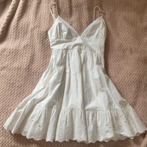 Vit klänning - Jättesöt trendig klänning, perfekt till sommaren! Unikt broderi längst ner. Skriv gärna i DM vid frågor 💗