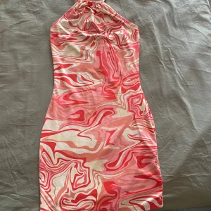 Färgglad klänning öppen rygg - Small öppen rygg nittiotals klänning knyt i hals