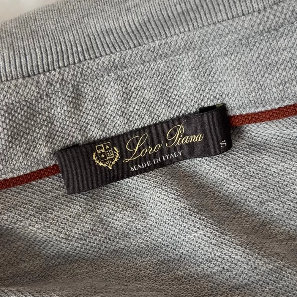 Väldigt snygg och stilren loro piana pike Cond 9/10  Retail är 5k. T-shirts.