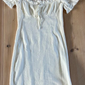 Kort vit klänning - En jättefin kort vit klänning med fina detaljer från Bikbok! Säljer pågrund av att den bara har använts en gång💗💗