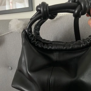 Väska - Jättesnygg handväska ifrån märket STOCKH LM, köpt på MQ, nypris - 499 kr 🫶🏼 säljer då jag rensar ut väskor 💕