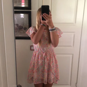  Klänning -  En sommarklänning väldigt söt med små blommor på och volanger💙