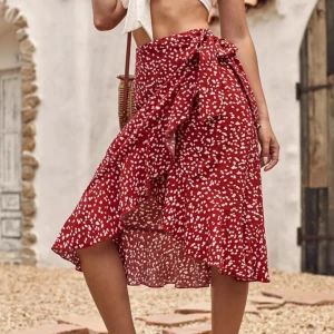 Röd sommarkjol  - Röd kjol med både resår och bandknytning. 