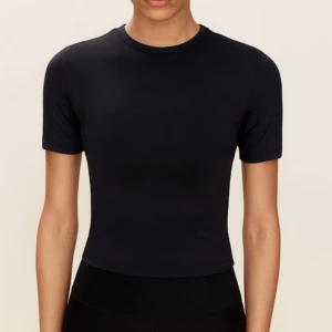 Croppad träningstshirt från Hm - En croppad träningstshirt från Hm som är jättefin! Säljer då den inte har kommit till användning💕💕Storlek M men sitter som S.