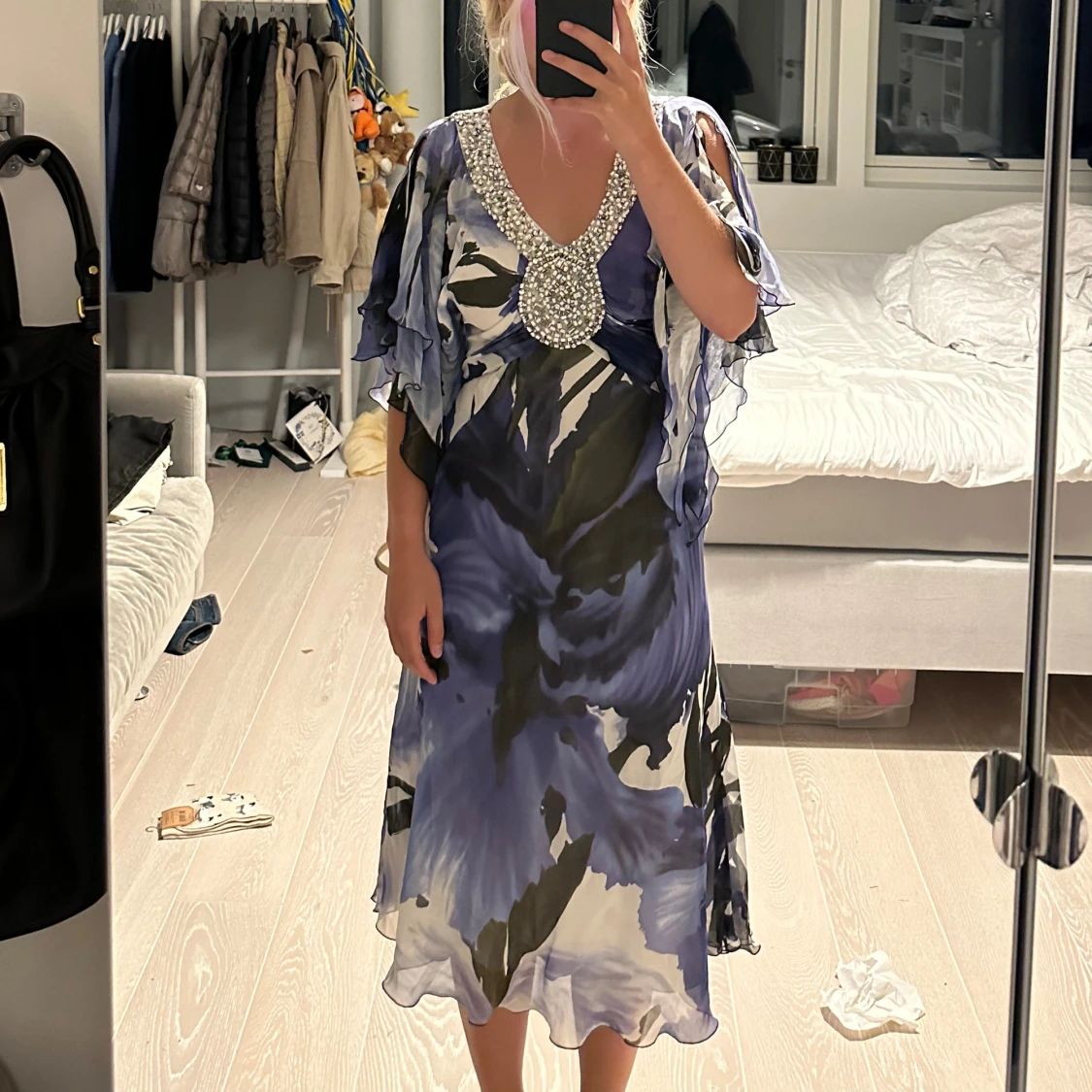 Blommig klänning med pärldetaljer