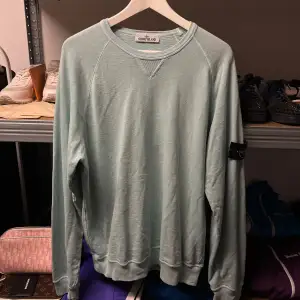 WTS Stone Island Crewneck- Lightblue Storlek: Large Skick: Pris: 1200:-  Vänligen hör av dig vid frågor eller önskemål om mer bilder osv.