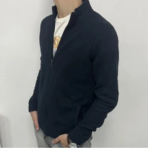 Massimo Dutti full zip - Säljer min mörkblåa Massimo dutti tröja i nyskick 