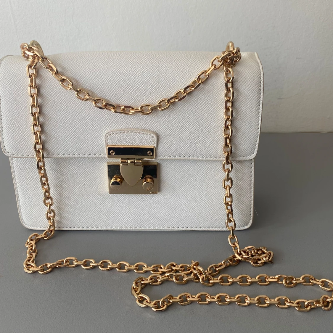 Vit handväska med guldkedja