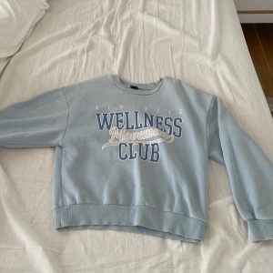 Gina tröja - Fin ljusblå tröja från Gina i bra skick med tryck! Köptes för länge sedan men nu används den inte. Storlek S 