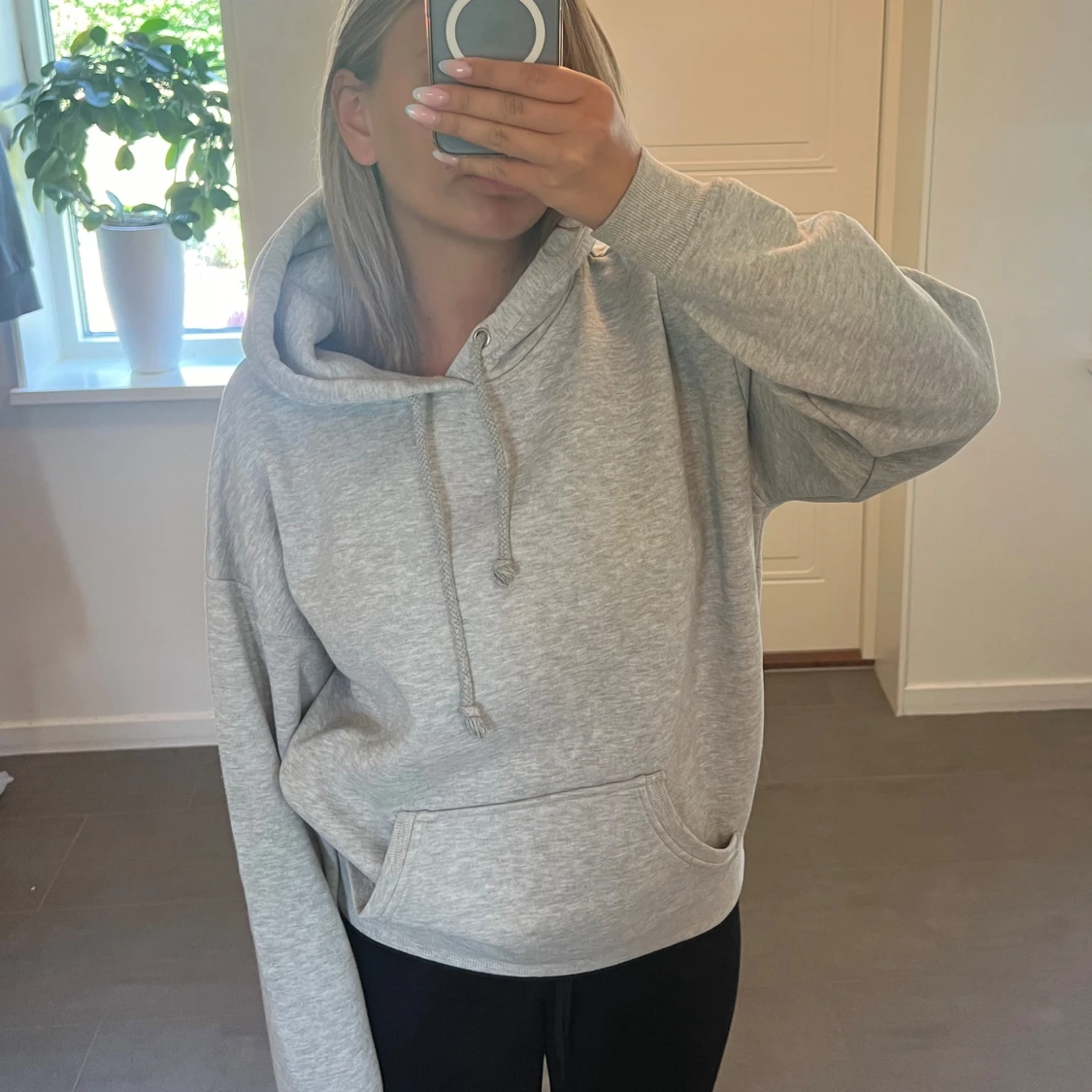 Grå hoodie