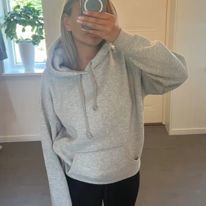 Grå hoodie - En super snygg  basic grå hoodie från bikbok. Köpt för 399 så säljer för mer än halva priset.  Men pris kan absolut diskuteras!