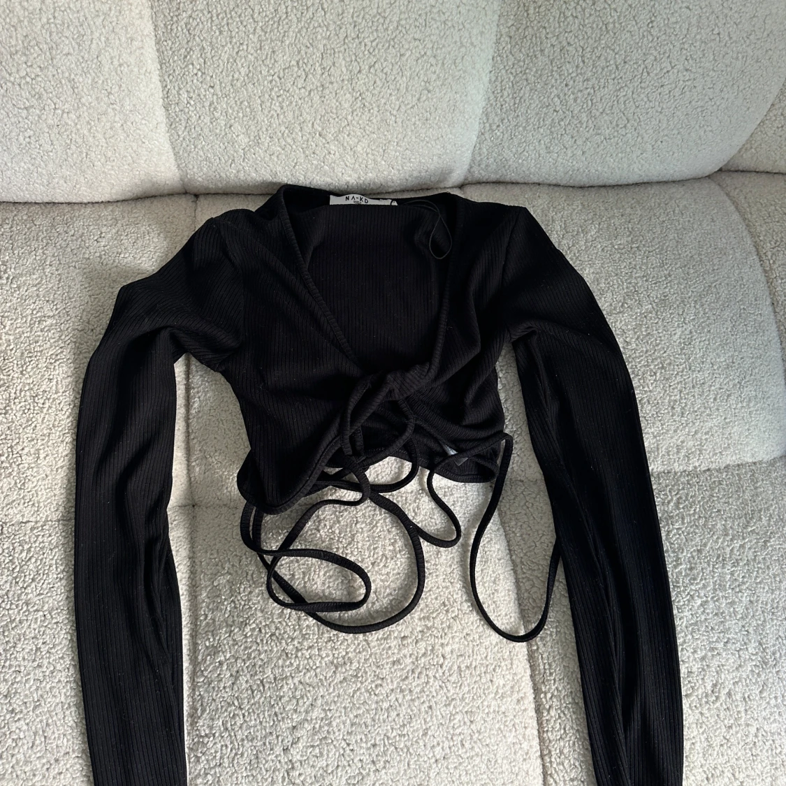 Svart ribbad topp med snörning