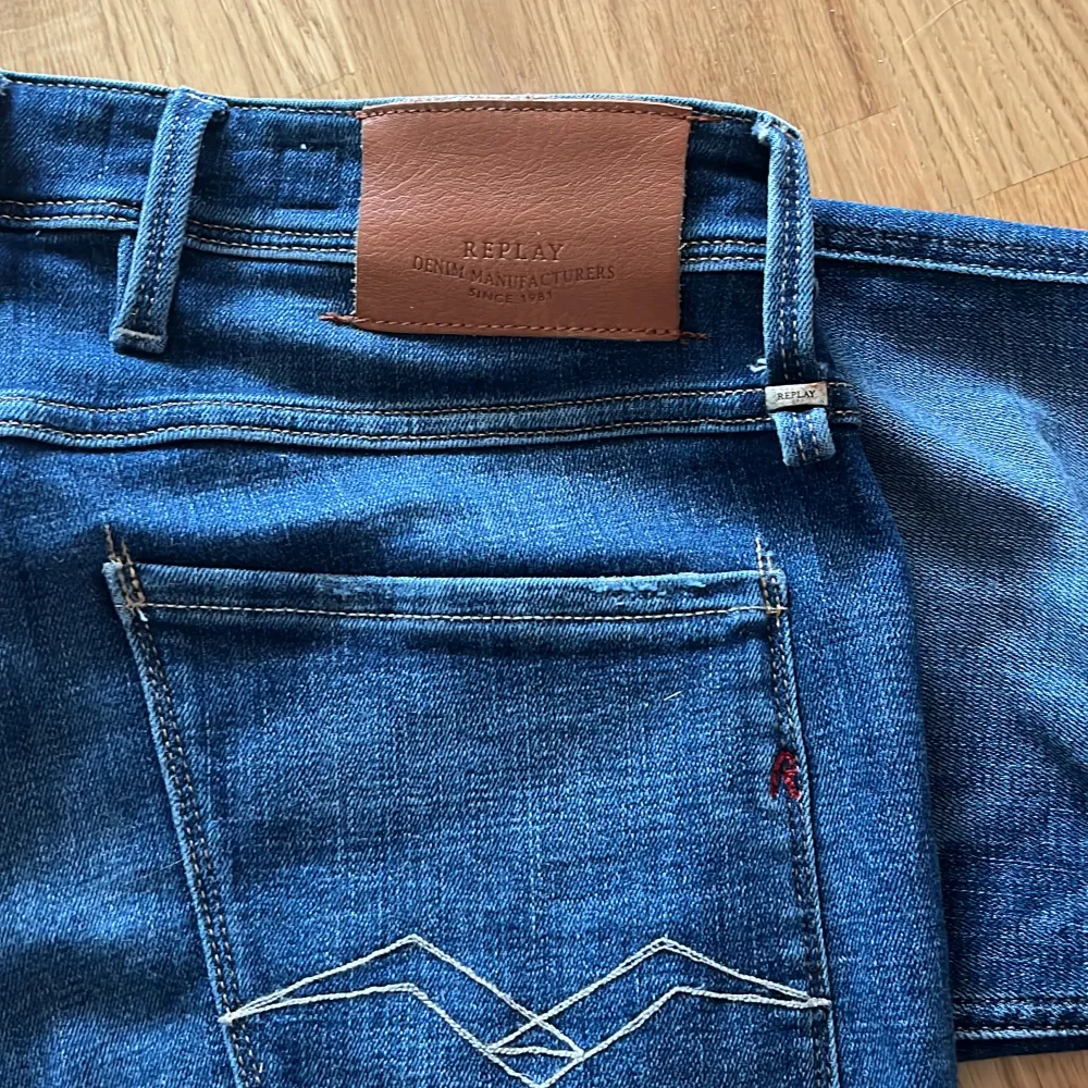 Säljer nu mina replay anbass som inte kommer till användning. Jeansen är i utmärkt skick, aldrig tvättade. Samt väldigt omhändertagna. Storlek 32/34. Nypris 1900:-. Jeans & Byxor.