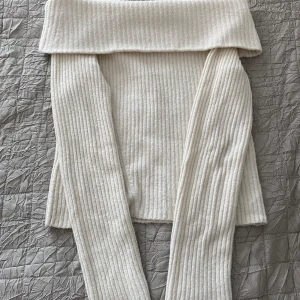 Stickad Off shoulder-tröja från H&M - Säljer denna stickade begie Off shoulder-tröjan från H&M. Använt fåtal gånger men är bra skick.