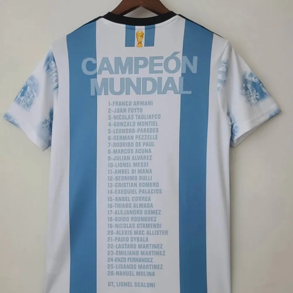 Argentina VM 2022, mästartröjan Alla argentina spelares namn finns på ryggen. Sällsynt och unik tröja. T-shirts.