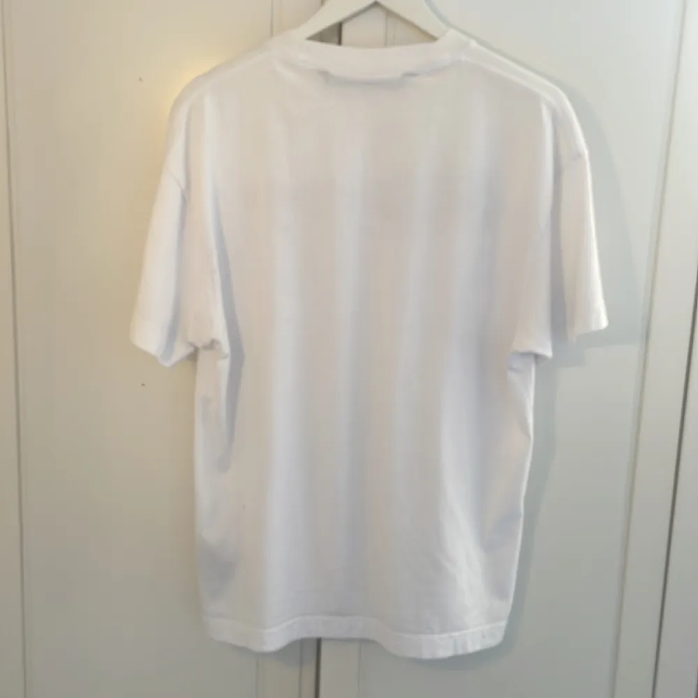 Palm angels t-shirt Storlek S Modellen på bilden är 180cm skick 6/10 Lite urtvättad Nypris 2600kr Mitt pris 700kr Litet hål i tröjan, därav priset Kom privat för fler bilder. T-paidat.