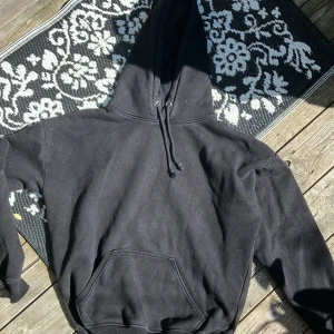Svart hoodie från BikBok - En svart hoodie från BikBok i storlek XS. Hoodien har en klassisk design med en stor ficka på framsidan och en justerbar huva med dragsko. Den är långärmad och tillverkad i ett mjukt och bekvämt material. Använd men i mycket bra skick. skicka dom vid frågor. 