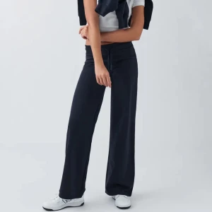 Mörkblå mjukisbyxor från Gina tricot - Säljer mina oanvända mjukisbyxor från ginatricor säljer då dom inte kommit till användning! Ordinarie pris: 359kr, mitt pris: 250kr