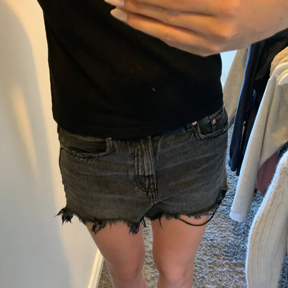 Svarta jeansshorts från stradivarius❤️‍🔥. Shorts.