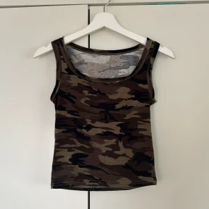 Camo topp - Supersnygg oanvänt topp, bara provad! Kommer ej ihåg märket 💓