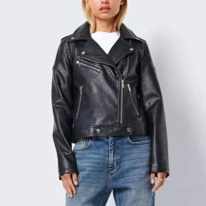 Skinnjacka - Säljer den här jättefina skinnjackan från märket Noisy May💞 Inga defekter förutom att ”hänget” har gått av (se bild 3) men detta är nog enkelt att sy fast och syns inte när man har på sig jackan. Hör av er om ni har fler frågor eller funderingar💗