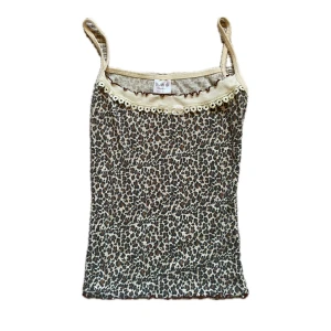 leopard linne - y2k linne med leopard linne, måste sälja då det är för litet för mig😔 *jag brukar ha S-XS så skulle mer säga att storleken är XS-XXS❤️ den lilla rosetten är skadad (bild 4) annars är det i fint skick!!