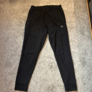 Nike tech byxor  - Storlek S modell på bild är 170cm inga skador eller defekter 