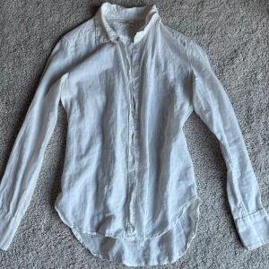 Vit skjorta  - Tunn vit skjorta, använd 1-2 gånger 